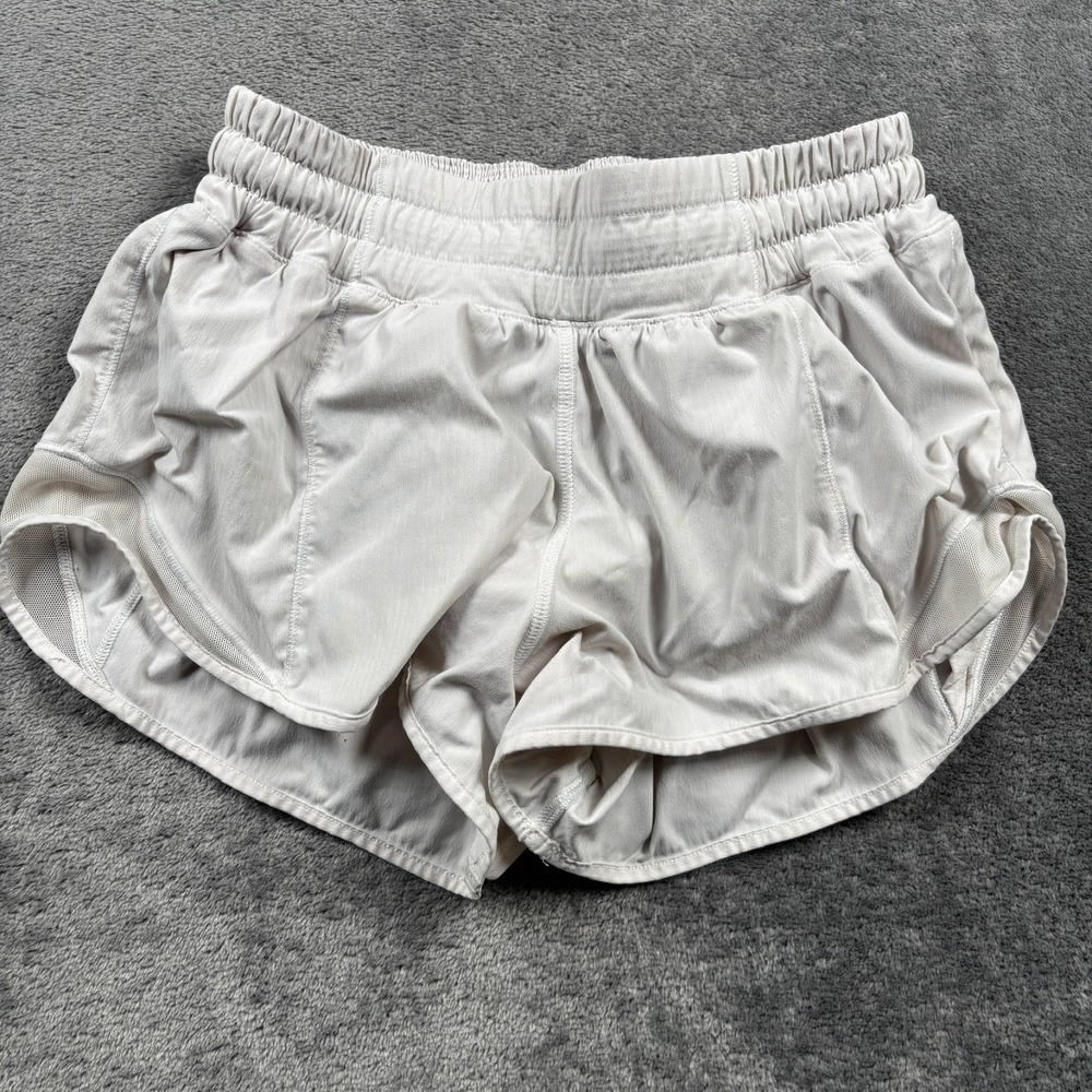 Lululemon Shorts Womens 2 White 2.5" Inseam Lined Hotty Hot Low Rise W7AHOR